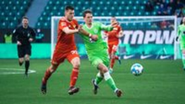 Bartosz Bialek im Duell mit 1. FC Union Berlin Spieler.