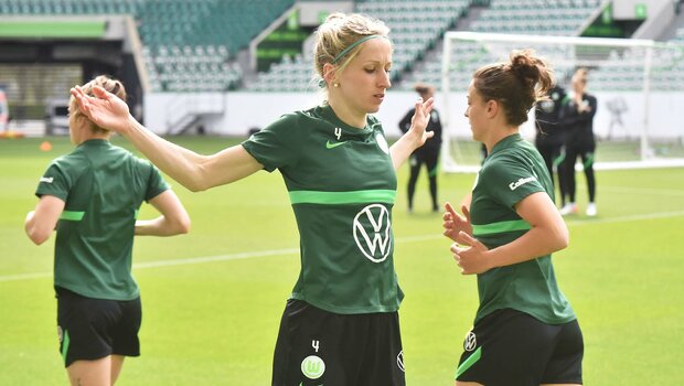 Kathrin Hindrich vom VfL Wolfsburg dehnt ihre Arme nach hinten. 