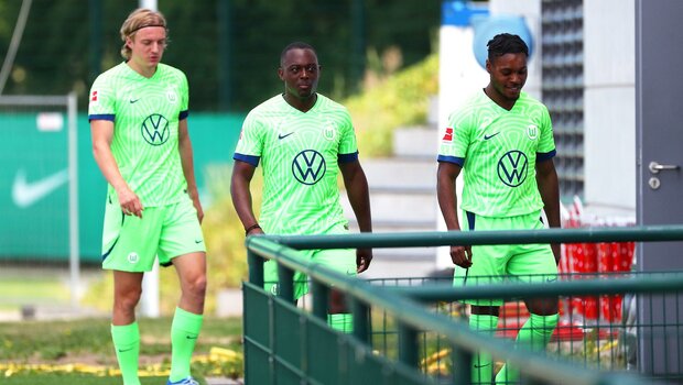 Die Spieler Sebastiaan Bornauw, Ridle Baku und Jerome Roussillon vom VfL Wolfsburg im neuen Trikot.