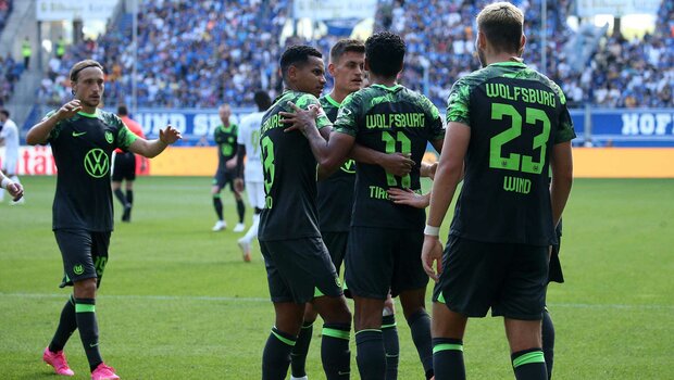 Die Spieler des VfL Wolfsburg freuen sich über ihren Treffer gegen Hoffenheim.
