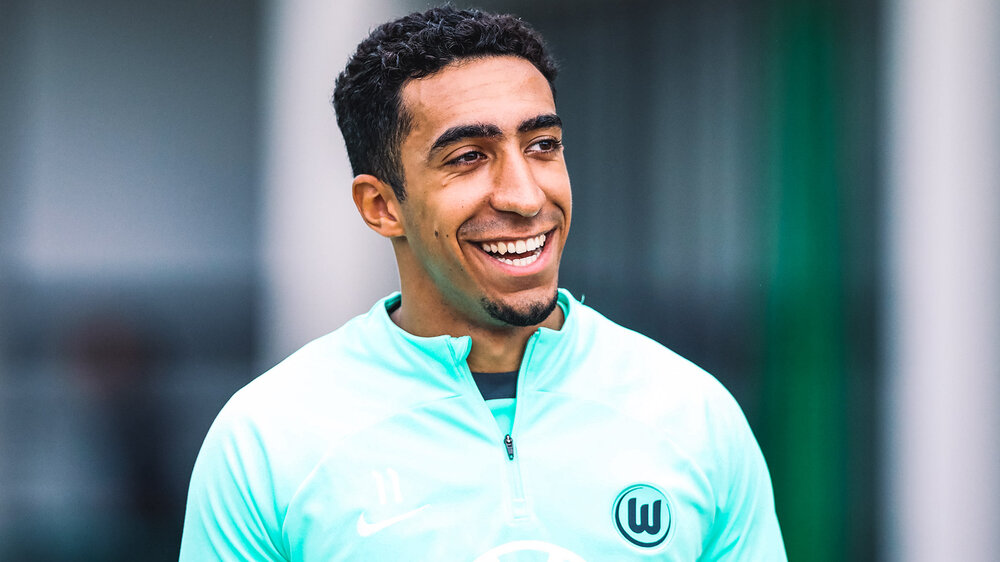 VfL-Wolfsburg-Spieler Tiago Tomas lacht.