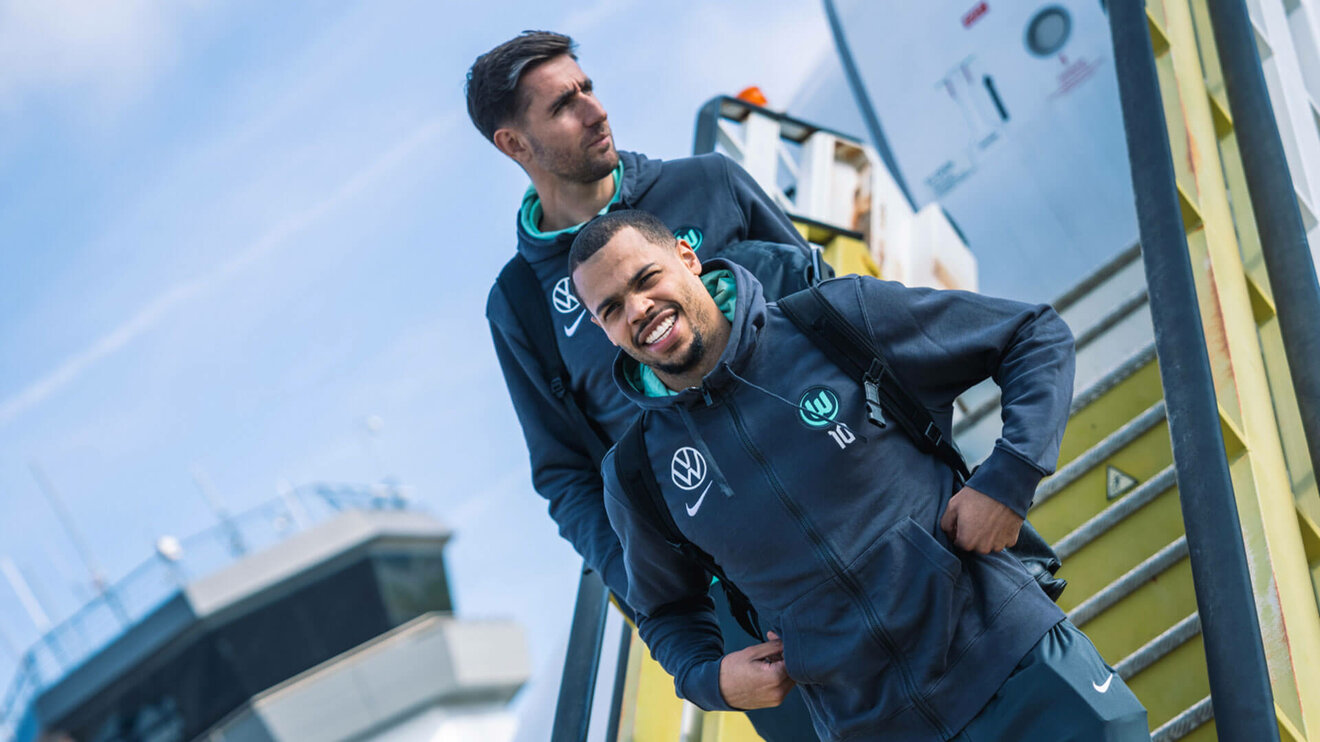 Der VfL Wolfsburg-Spieler Lukas Nmecha steigt aus dem Flugzeug.