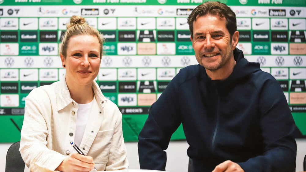 Die VfL-Wolfsburg-Spielerin Svenja Huth bei der Vertragsunterschrift mit Ralf Kellermann.