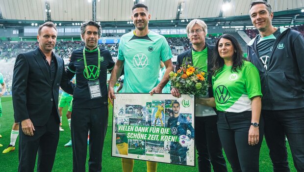 VfL-Wolfsburg-Spieler Koen Casteels auf einem Gruppenfoto bei der Übergabe seines Abscheidsgeschenks.