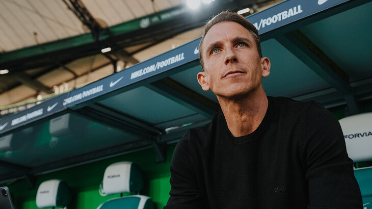 VfL-Trainer Daniel Bauer sitzt.