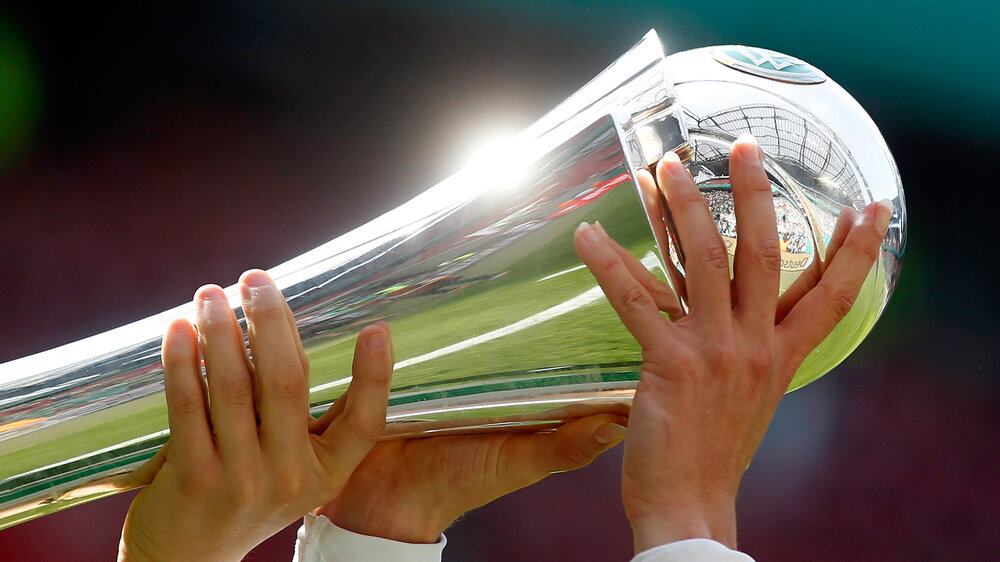 Die DFB-Pokal-Trophäe in den Händen der Pokalsiegerinnen.
