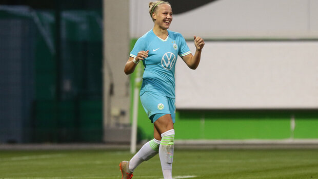 VfL-Wolfsburg-Spielerin Pia-Sophie Wolter jubelt.