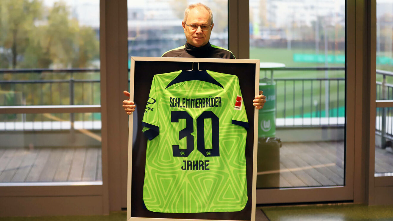 Trikot zum 30 jährigen bestehen des Fanclubs Schlemmerbrüder des VfL Wolfsburg.
