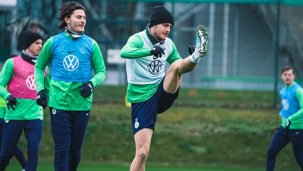 VfL-Wolfsburg-Spieler Svanberg und Wind laufen im Training.