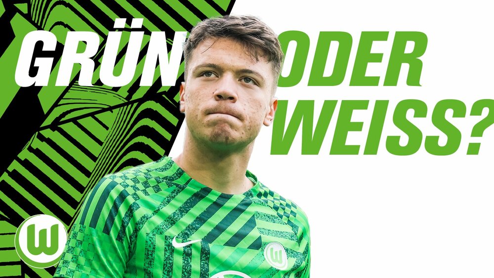 Dzenan Pejcinovic, Angriffsspieler des VfL Wolfsburg, schaut verlegen nach oben - hinter ihm der Schriftzug "Grün oder Weiß?".