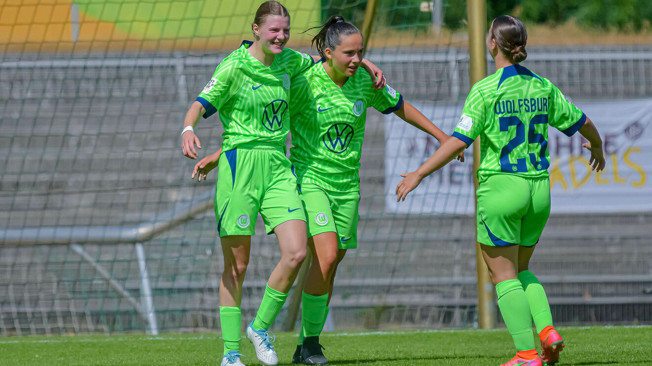 VfL Wolfsburg U20 Spielerinnen bejubeln einen Treffer auf dem Spielfeld.