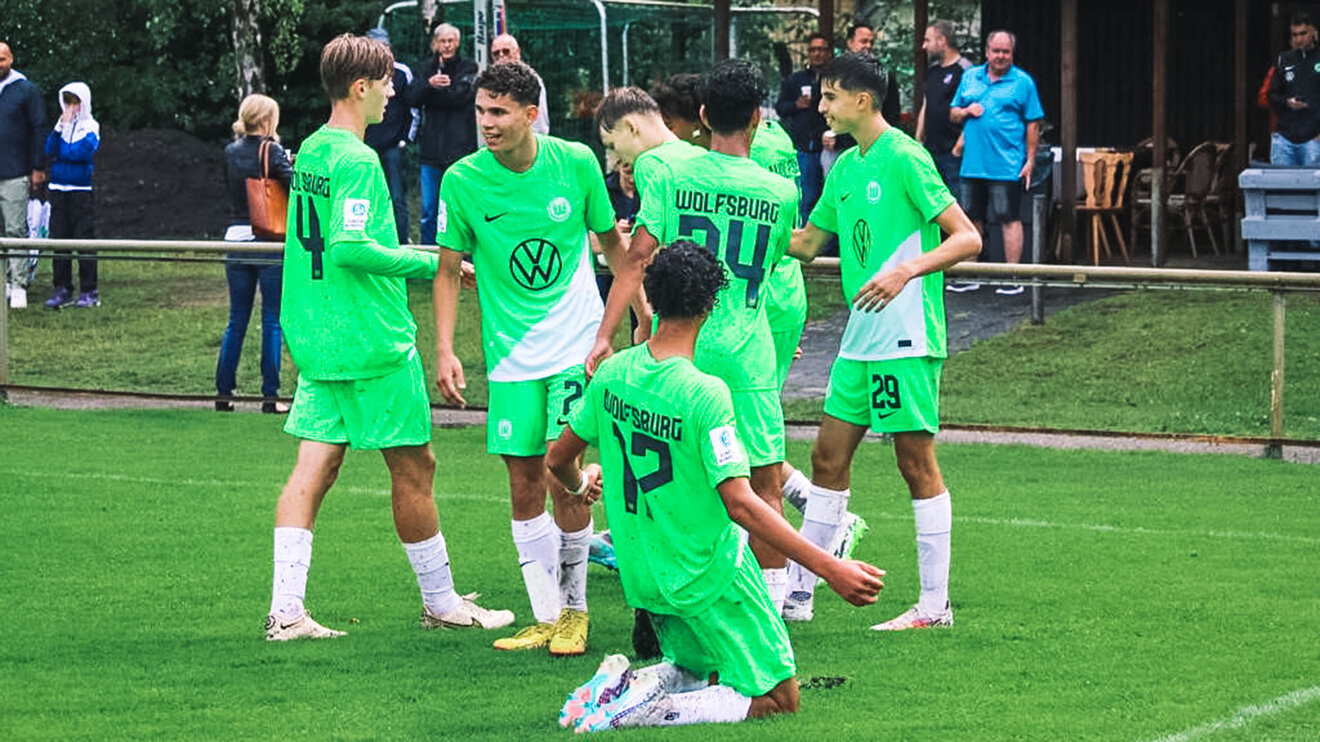 Die U17 des VfL Wolfsburg jubelt auf dem Spielfeld.