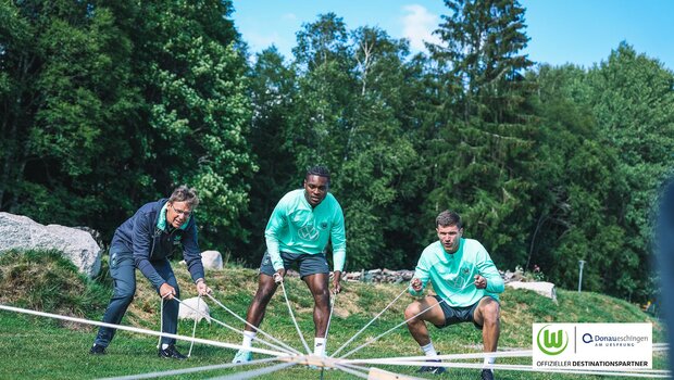 VfL-Wolfsburg-Spieler Baku bei einer Geschicklichkeitsübung im Trainingslager.