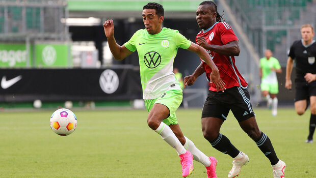 Der VfL-Wolfsburg-Spieler Tiago Tomas im Zweikampf.