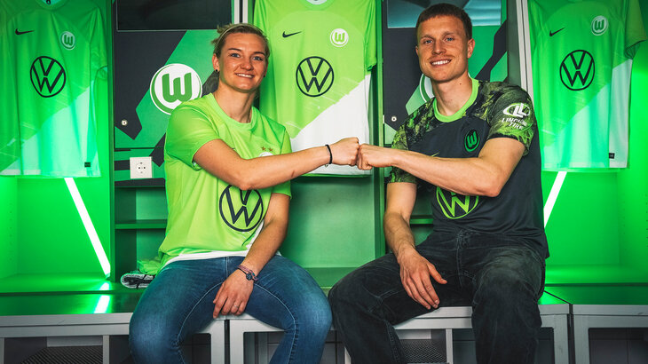 Die VfL-Wolfsburg-Spielerin Alexandra Popp und Yannick Gerhardt sitzen in der Kabine.