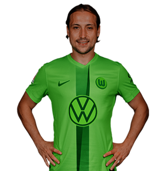 Der VfL Wolfsburg Spieler Lovro Majer posiert mit den Händen in der Hüfte.