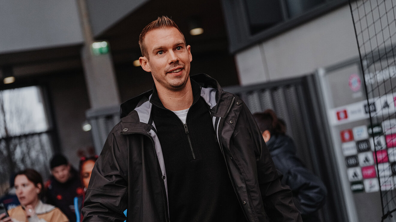 VfL-Wolfsburg-Trainer Tommy Stroot lächelt.