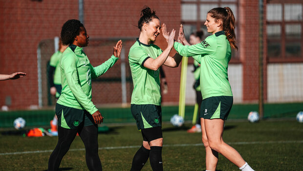 VfL Spielerin Tabea Sellner schlägt auf dem Trainingsplatz mit einer Mitspielerin ein.