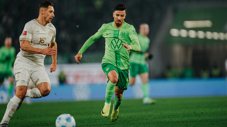 Mohammed Amoura greift einen Gegenspieler aus Mainz an, der mit dem Ball am Fuß über das Spielfeld läuft.