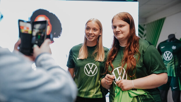 Die VfL-Wolfsburg-Spielerin Ella Peddemors macht ein Foto mit einem Fan.