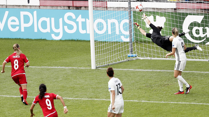 Der Ball schlägt im Kasten von Almuth Schult ein.