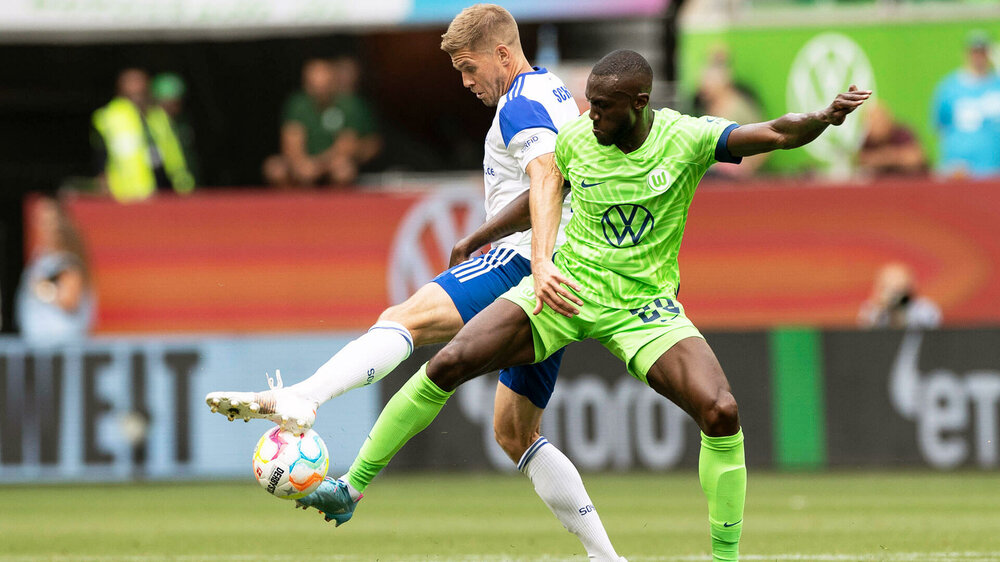 VfL Wolfsburg Spieler Guilavogui im Zweikampf um den Ball mit einem Gegenspieler von Schalke.