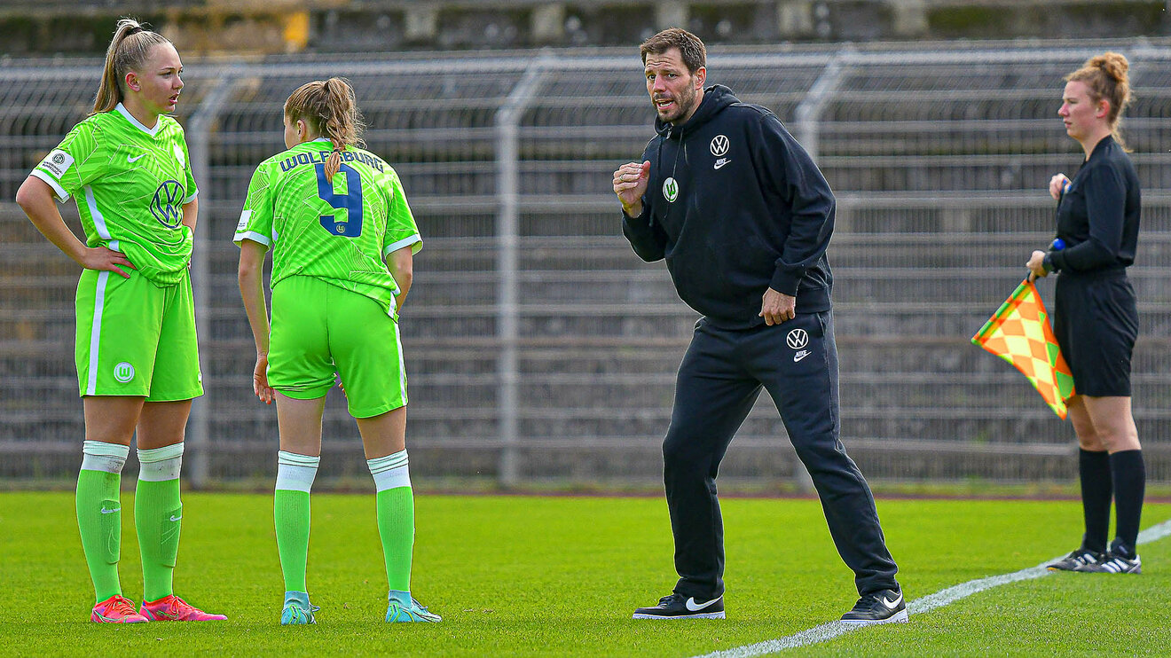 Trainer der VfL Wolfsurg Frauen Michael Schulz gibt den Spielerinnen Anweisungen.