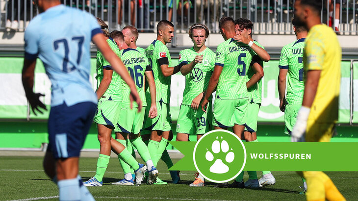 Die Männer des VfL Wolfsburg mit dem Schriftzug Wolfsspuren.