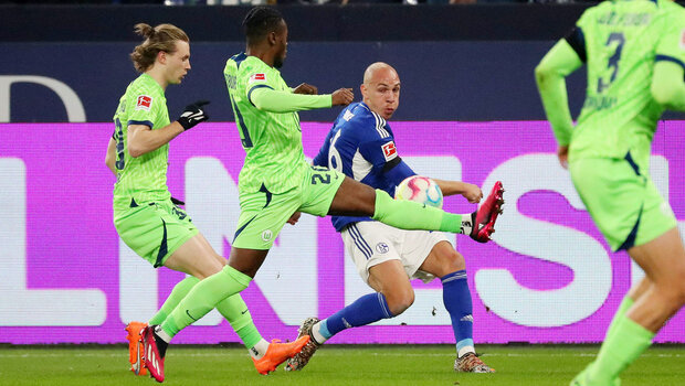 Der VfL-Wolfsburg-Spieler Ridle Baku versucht einen Schuss zu blocken.