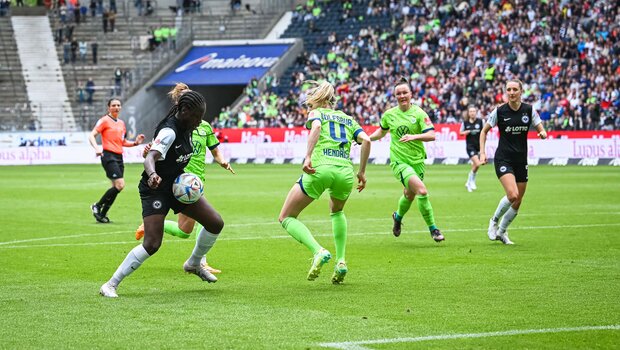 VfL Wolfsburg Verteidigerin Kathi Hendrich verteidigt gegen eine Gegenspielerin.