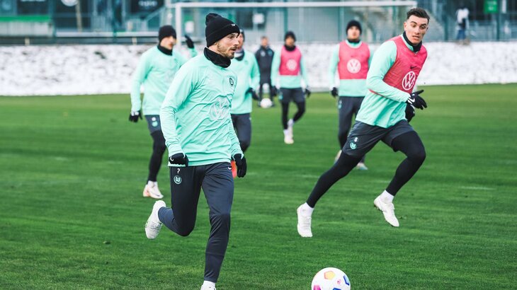 Vaclav Cerny vom VfL Wolfsburg läuft mit dem Ball nach vorne und schaut zur Seite.