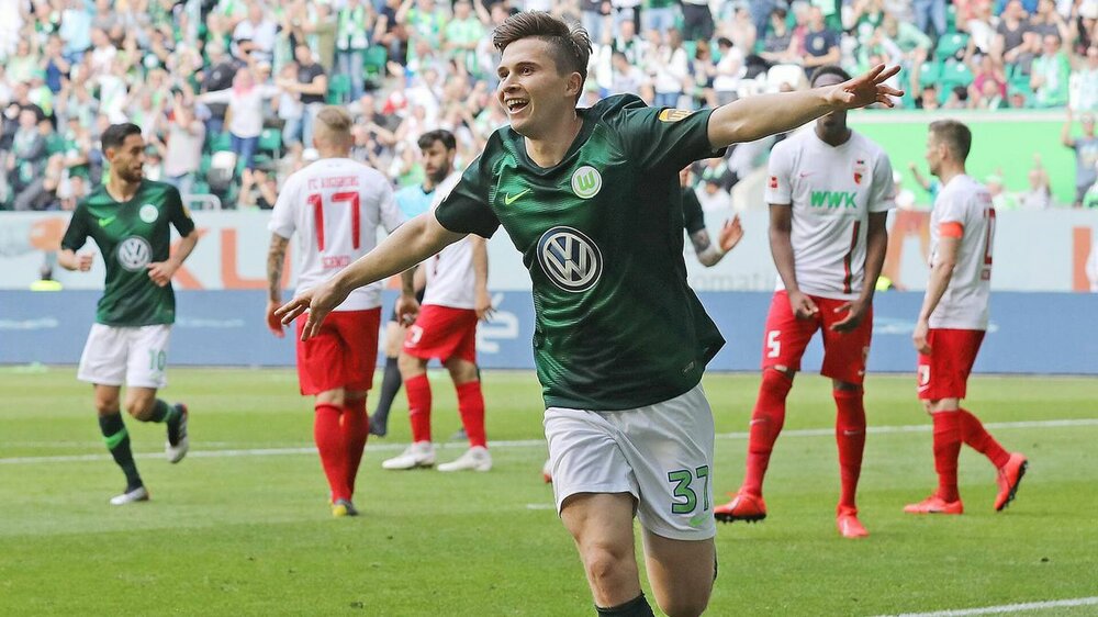 VfL Wolfsburg-Spieler Elvix Rexhbecaj jubelt über seinen Treffer.