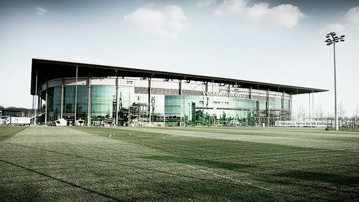 Die Fassade der Volkswagen Arena aus der Distanz. 