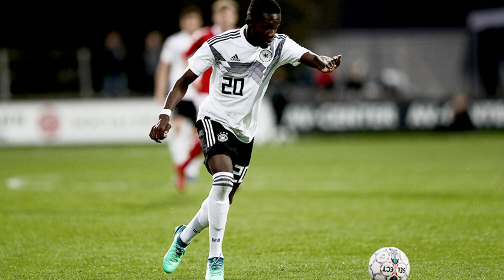 Richmond Tachie von der VfL Wolfsburg U19-Mannschaft spielt beim DFB gegen Dänemark. 