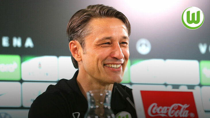 VfL Wolfsburg-Trainer Niko Kovac lacht bei deiner ersten Pressekonferenz die Medienvertreter an.