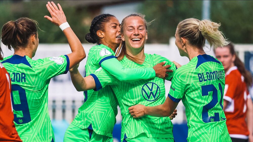 Die VfL Wolfsburg Frauen bejubeln auf dem Platz einen Treffer im DFB Pokalspiel gegen Gütersloh.