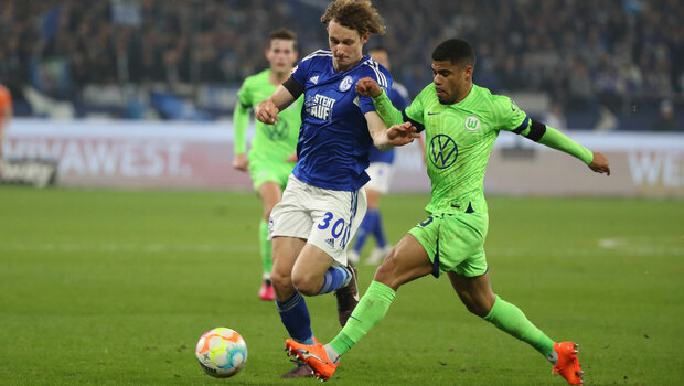 Der VfL-Wolfsburg-Spieler Paulo Otavio im Zweikampf um den Ball.