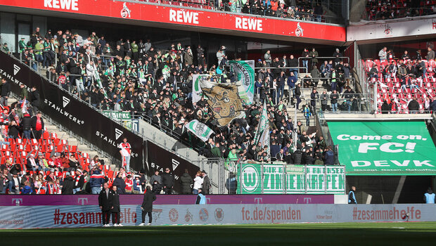 Der Fanblock vom VfL Wolfsburg beim Spiel VfL Wolfsburg gegen den 1. FC Köln.