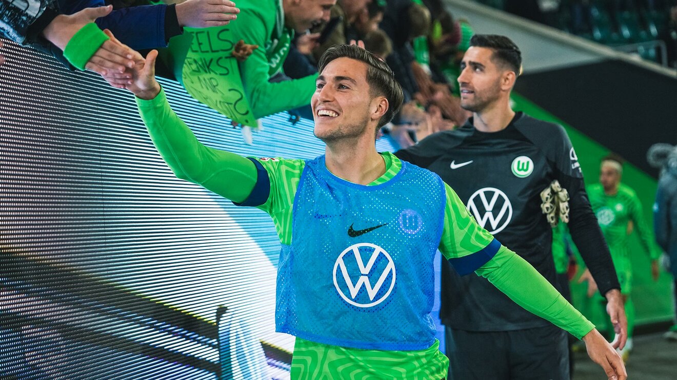 VfL-Wolfsburg-Spieler Kilian Fischer bedankt sich bei den Fans.