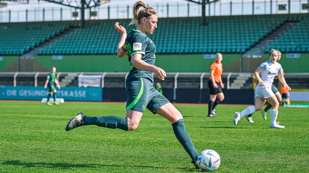 VfL-Wolfsburg-Nachwuchsspielerin Luisa Scheidel schießt den Ball.