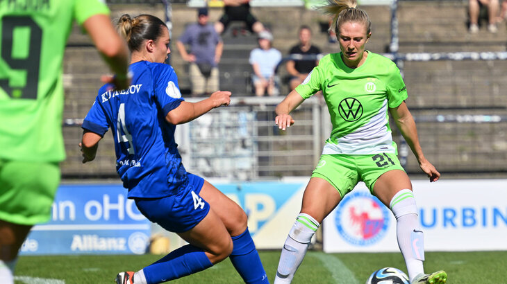 VfL Wolfsburg Spielerin Blomqvist behauptet sich im Zweikampf um den Ball.