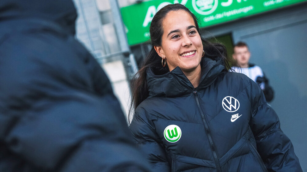 Die VfL-Wolfsburg-Spielerin Nuria Rabano geht lachend auf das Spielfeld.