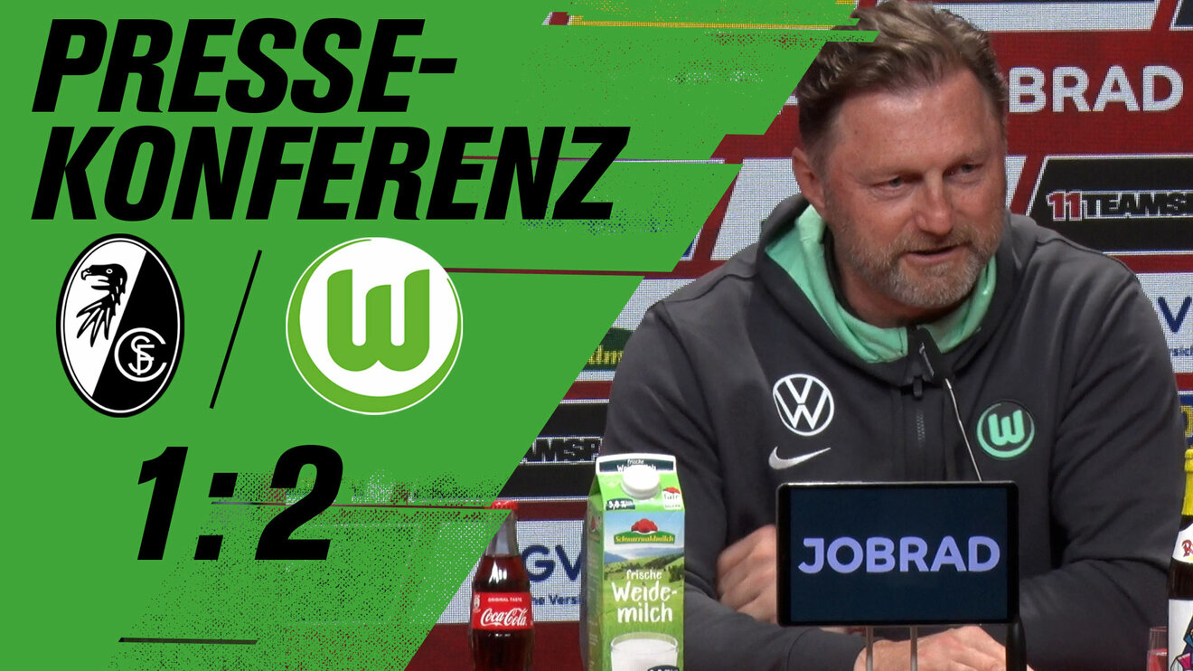 Pressekonferenz nach dem 2:1-Sieg in Freiburg. VfL-Wolfsburg-Trainer Ralph Hasenhüttl spricht in ein Mikrofon.