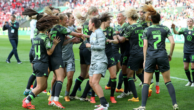 Die VfL-Frauen gewinnen den DFB-Pokal. Die Wölfinnen fallen sich gegenseitig vor Freude in die Arme.