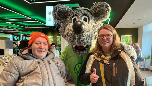 Ein Mann und eine Frau im ALS-Wölfe-Rollstuhl des VfL Wolfsburg.
