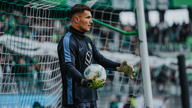 VfL-Wolfsburg-Torhüter Pavao Pervan steht im Tor und hält einen Ball in der Hand.