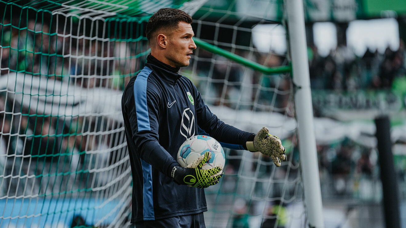 VfL-Wolfsburg-Torhüter Pavao Pervan steht im Tor und hält einen Ball in der Hand.