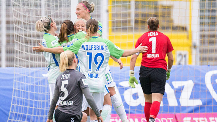 Die Frauen des VfL Wolfsburg jubeln nach einem erzielten Treffer gegen Jena. 