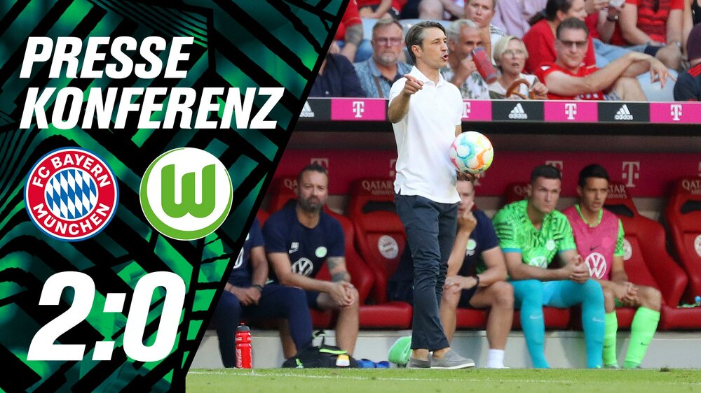 Nico Kovac steht am Spielfeldrand. Links sind die Logos die Logos des FC Bayern München und des VfL Wolfsburg.