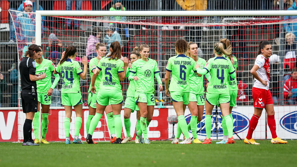 Die Frauen des VfL Wolfsburg bejubeln gemeinsam auf dem Feld einen Treffer.
